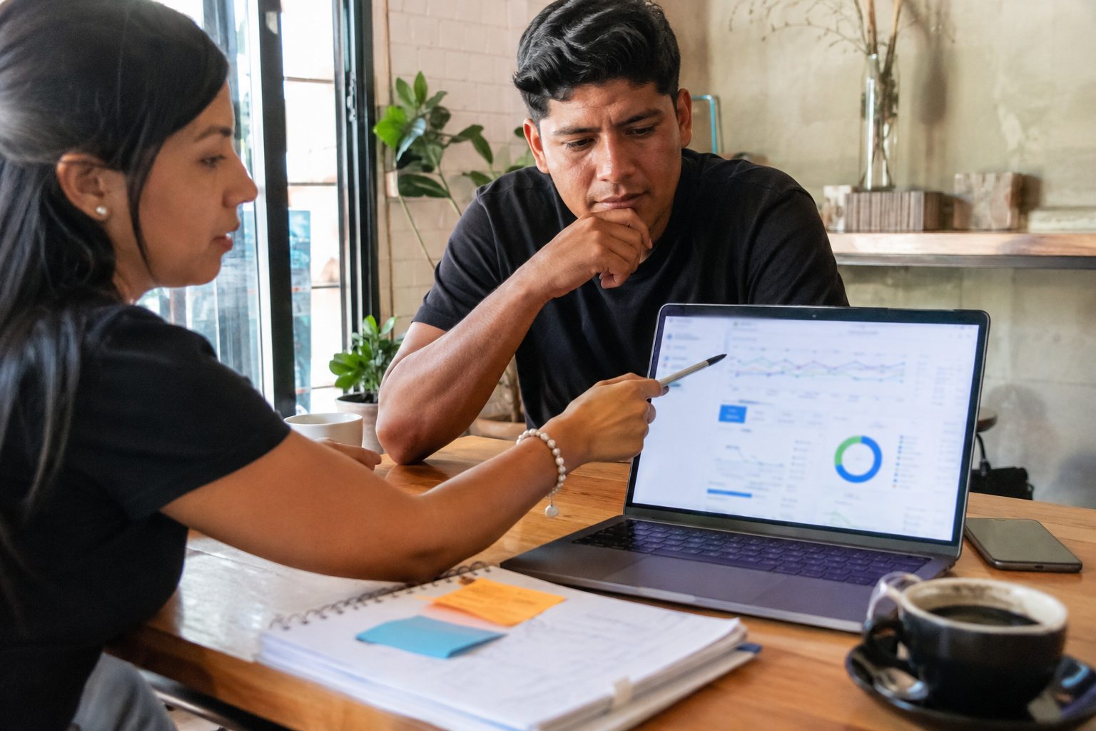 Dos profesionales revisan métricas de búsqueda y planifican una estrategia de posicionamiento SEO