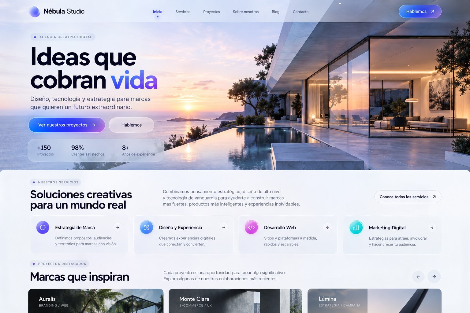 Vista de una web de agencia creativa con fotografía arquitectónica, tarjetas translúcidas y reflejos azul violeta