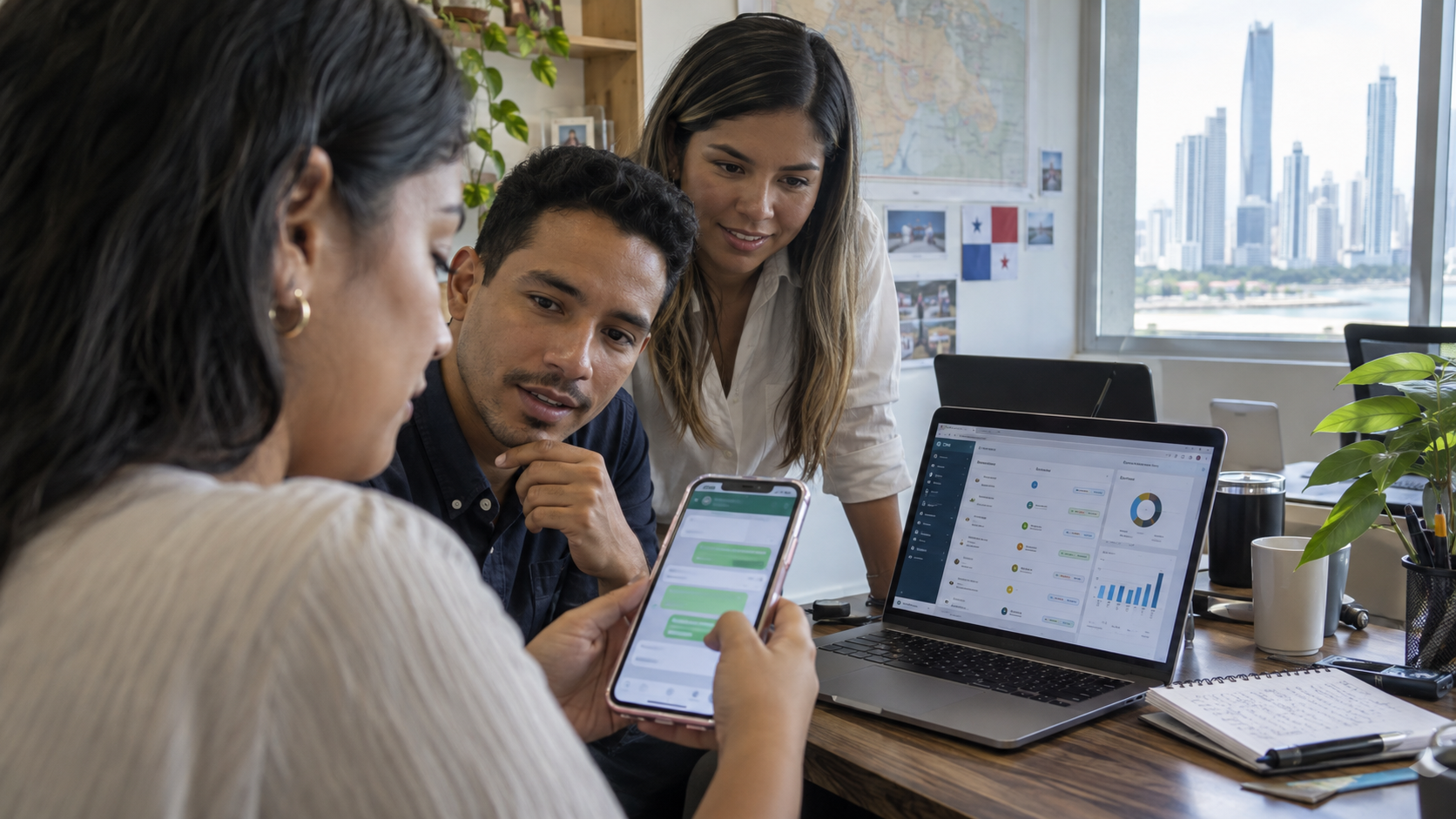 Equipo comercial panameño revisa conversaciones de WhatsApp sincronizadas con un CRM desde celular y laptop